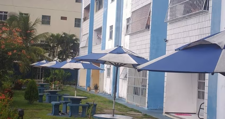 Apartamento com 3 Quartos e 2 banheiros à Venda, 76 m² por R$ 160.000