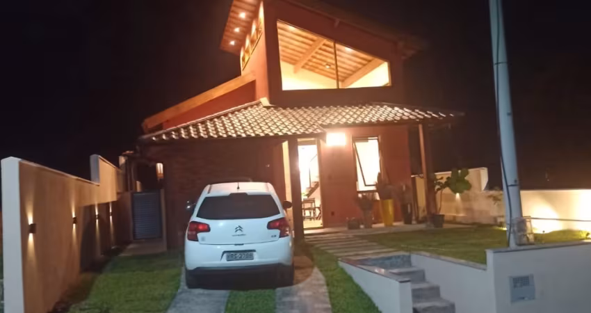 Casa aconchegante à venda, no Condomínio Garden Hills