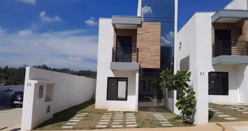 Casa em condomínio fechado, com 95m², com 3 dormitórios e 1 suíte e 2 vagas de garagem.