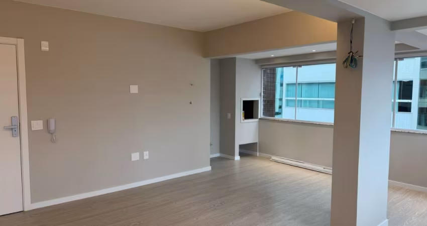 EXCELENTE APARTAMENTO NO CENTRO CHURRASQUEIRA A CARVÃO E VAGA PRIVATIVA