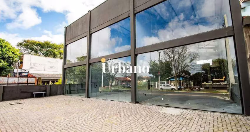 Loja ampla com vitrine de vidro e estacionamento na frente