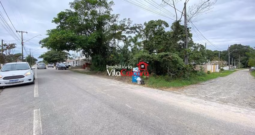 Terreno de esquina com rua pavimentada em Matinhos