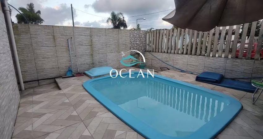 Casa com piscina proximo ao mar em Matinhos