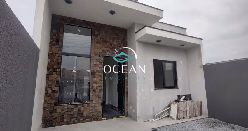 Casa com piscina proximo ao mar em Matinhos