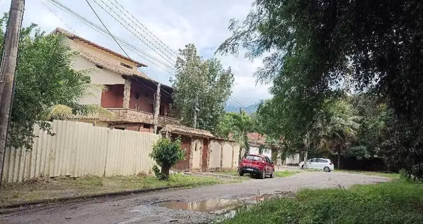 Vendo ótima casa com 4 quartos, sendo 2 suítes no centro do terreno