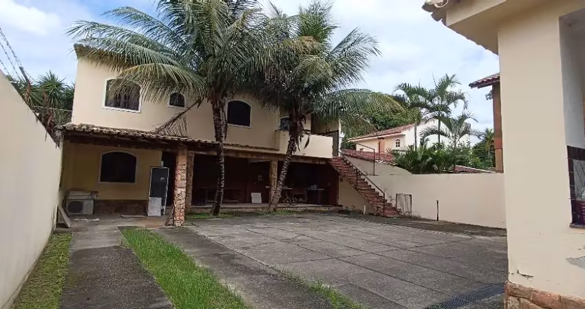 Vendo ótima casa com 4 quartos, sendo 2 suítes no centro do terreno