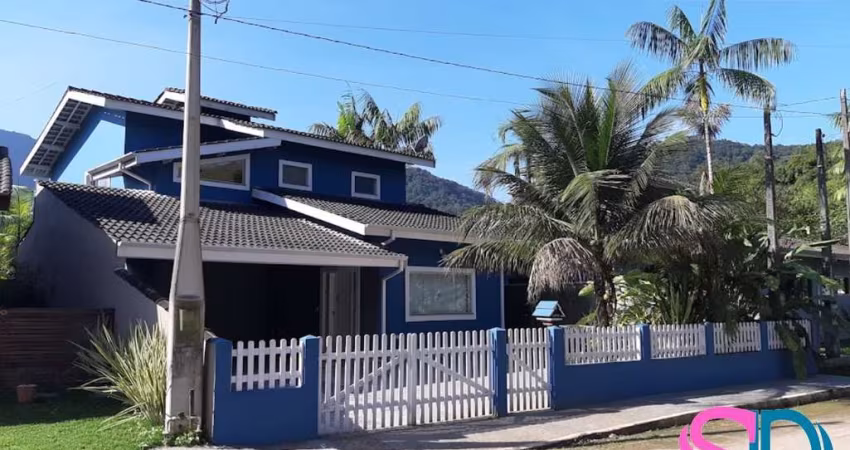 Linda casa tipo sobrado, com 4 quartos, em loteamento fechado, para venda, Ubatuba - SP