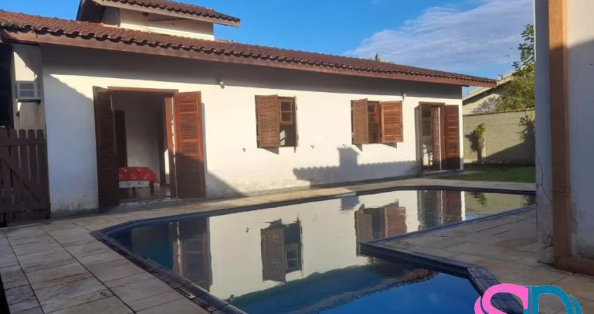 Casa com piscina, com 4 quartos e edícula, toda mobiliada, em loteamento fechado, para locação Ubatuba