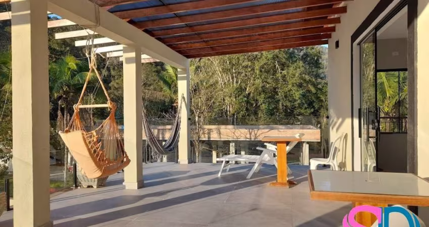 Linda casa, tipo sobrado, em condomínio fechado, Horto Florestal, Ubatuba