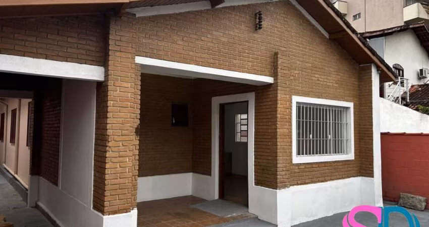 Casa com 2 dormitórios, para locação, no Centro de Ubatuba - SP