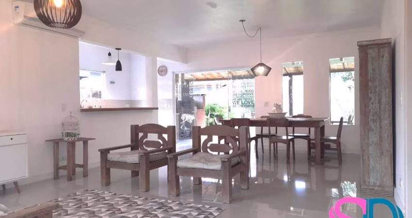 Casa térrea, com 3 dormitórios, mobiliada, em loteamento fechado, para venda, Ubatuba - SP