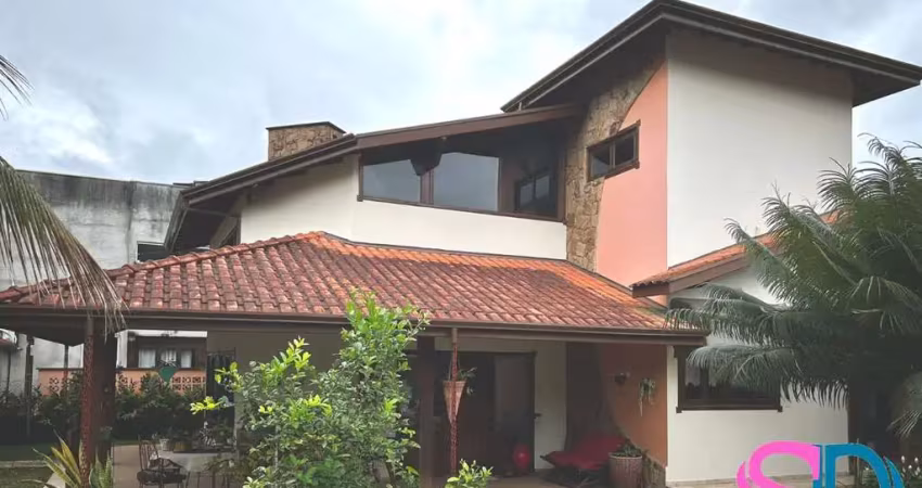 Linda casa térrea mobiliada, com 4 quartos, em loteamento fechado, para venda, Ubatuba - SP