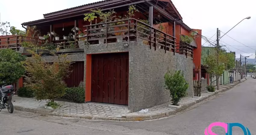 Imóvel com 2 sobrados, para venda, na área central de Ubatuba - SP