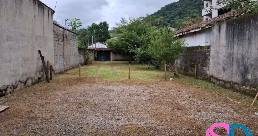 CASA EM ÁREA COMERCIAL DE UBATUBA