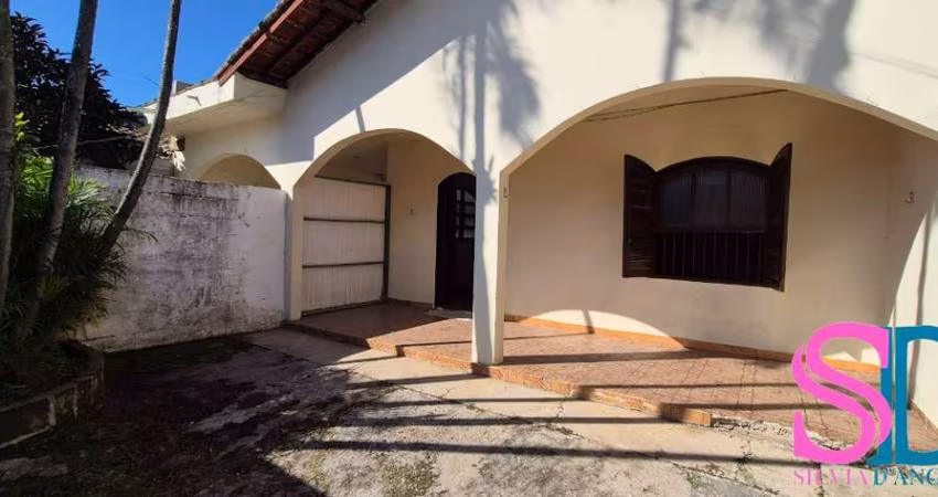 Imóvel com 03 dormitórios e edícula, situado no Bairro Umuarama, Ubatuba - SP.
