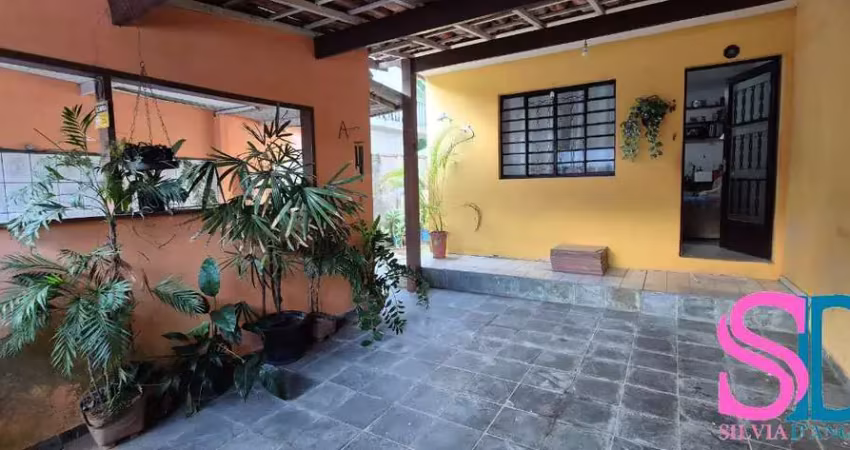 Casa à Venda com 02 dormitórios, sendo uma suíte, no Centro de Ubatuba - SP.