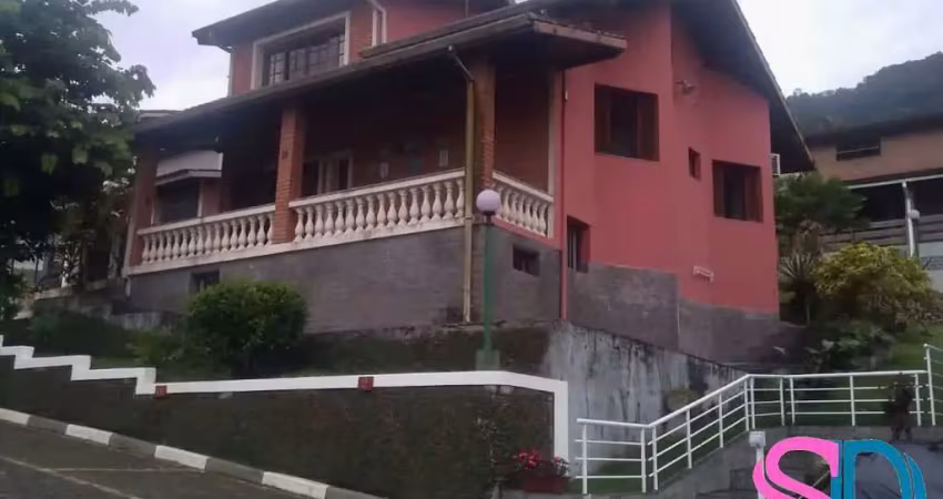 Casa com 2 dormitórios, em condomínio fechado, para locação definitiva, na pedreira alta, em ubatuba - sp.