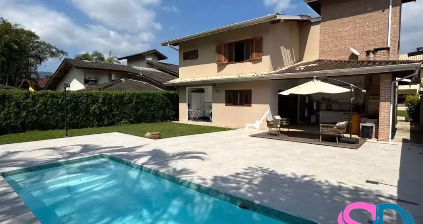 Linda casa com 3 dormitórios, em condomínio fechado, para locação definitiva ou venda.