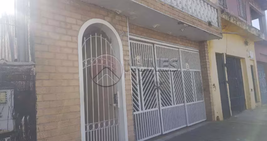 Casa assobradada no Jd. Bandeiras com varanda e 03 dormitórios.