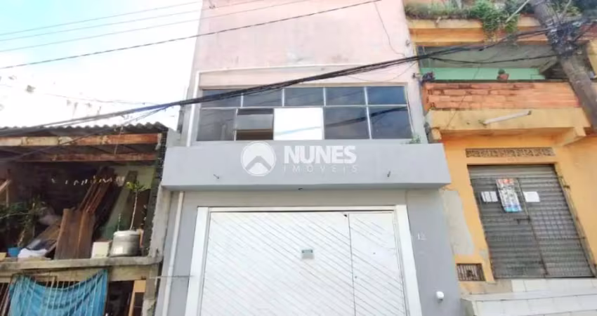 Próximo a escolas, comércios em geral e ponto de ônibus.