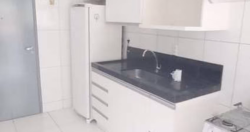 Apartamento 2 Q. Cozinha mobiliada. Com armários. Próximo Praça Universitária