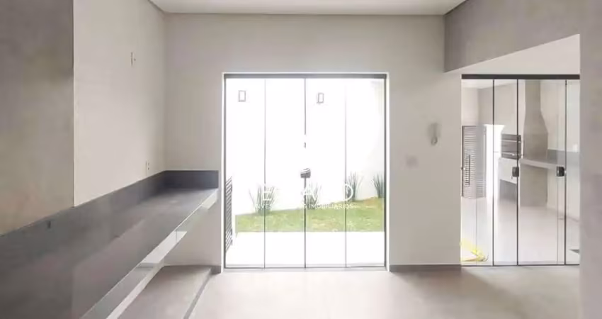 Casa à venda no santana em varginha com churrasqueira, 2 quartos, 1 suíte, 2 banheiros e 2 vagas