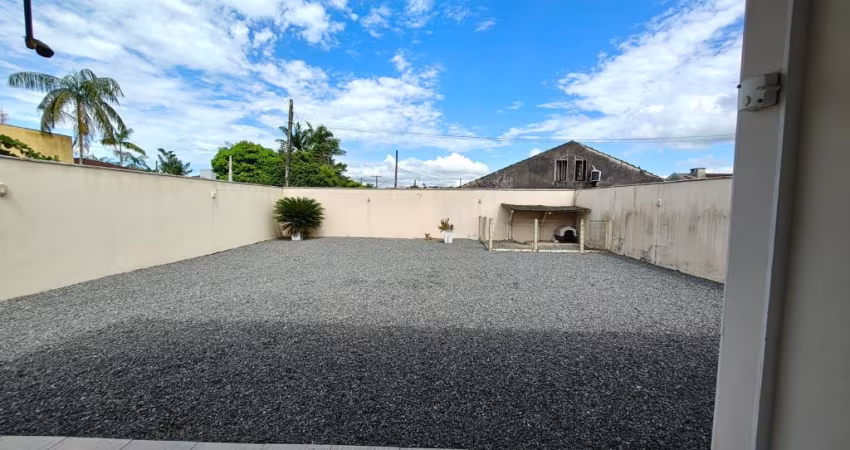 Casa Ampla com 3 Dormitórios sendo 1 Suíte