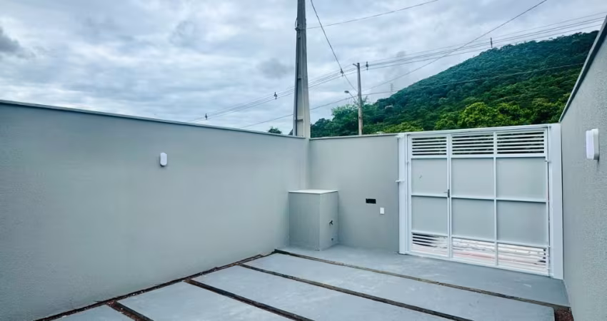 Casa térrea nova, com 2 quartos sendo 1 suíte