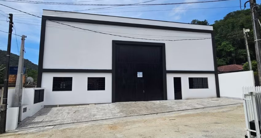 Amplo galpão comercial
