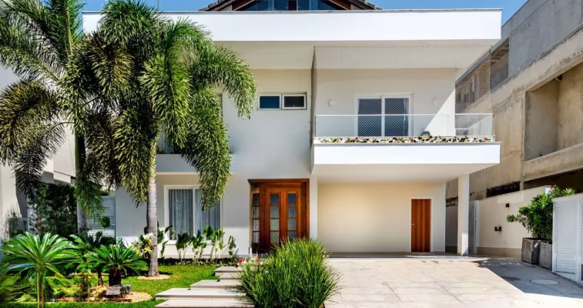 Casa Triplex para locação no Condomínio Alphaville, Barra da Tijuca.