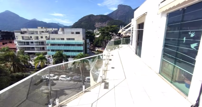 Cobertura duplex para locação em condomínio fechado no Jardim Oceânico.