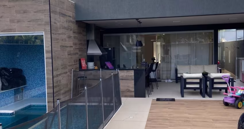 Casa à venda no condomínio Riviera Del Sol, Recreio dos Bandeirantes.