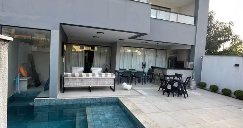 Casa triplex para locação em condomínio bothanica nature, recreio dos bandeirantes.
