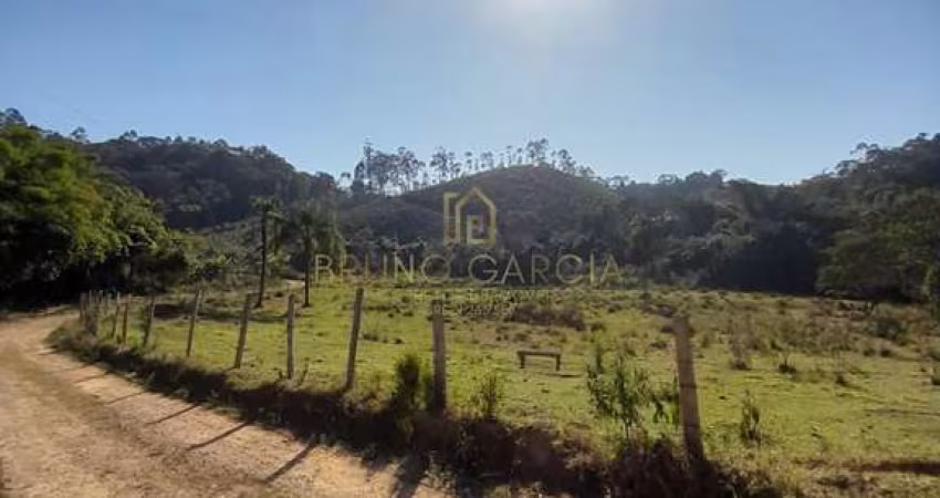 Sítio à venda em Piracaia-SP, Bairro do Pião: 2 quartos, 1 sala, 2 banheiros, 16,30 alqueires de área. Venha conferir!