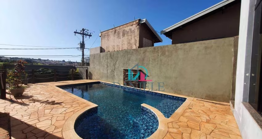 Casa térrea com 4 dormitórios localizada no bairro Santa Rita de Cássia.