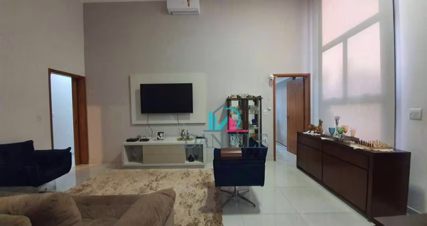 Casa térrea com 3 dormitórios localizada no condomínio Village Damha III.
