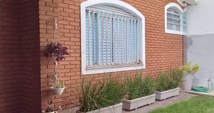 Casa térrea com 2 dormitórios localizada na vila xavier.