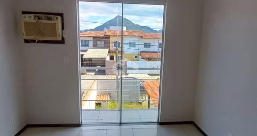 Sobrado com 2 dormitórios e banheiro, lavabo, garagem coberta, pátio, Barra do Aririú Palhoça.