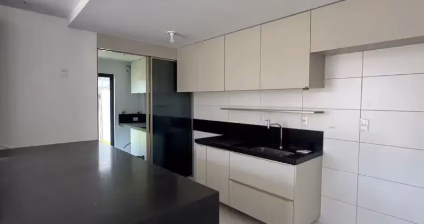 Casa com quatro suítes, ampla e arejada. em condomínio fechado, com área de lazer completa.