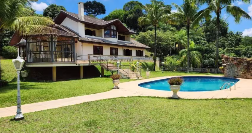 Sobrado no Condomínio Quinta das Flores, com 3.660 m² de construção e 500 m² de terreno.