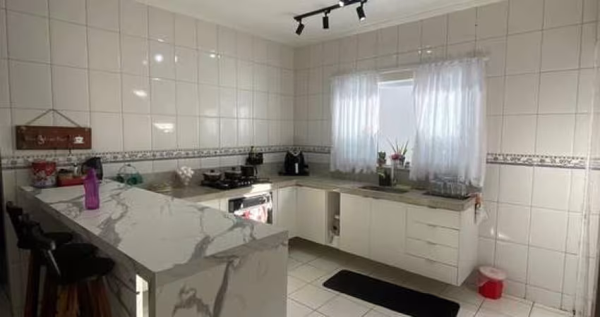 Casa terrea a venda localizada na Zona Sul de São José, com 3 dormitórios, sendo 1 suíte!