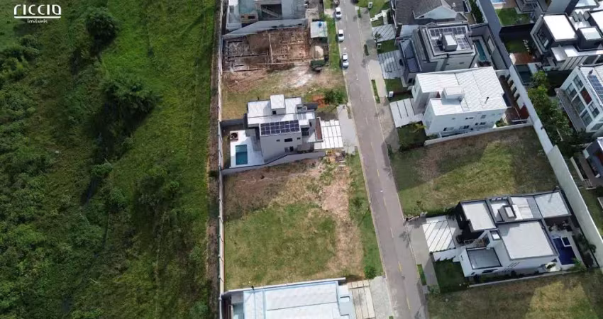 Terreno à venda no condomínio alphaville 2, com 467 m2 em declive localizado na reserva do condomínio.