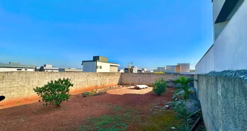 Terreno de esquina com 273m² está localizado no condomínio Reserva Rudá,