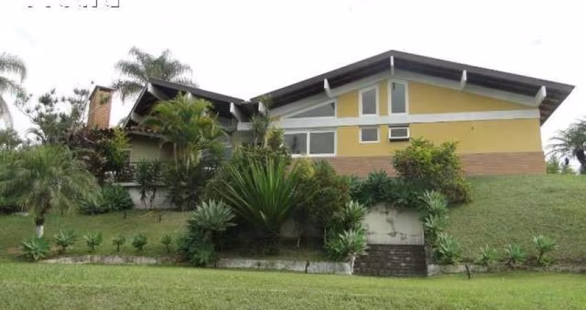 Ampla mansão com 1000 m2 de área construída  com 4 dormitórios sendo 2 suites