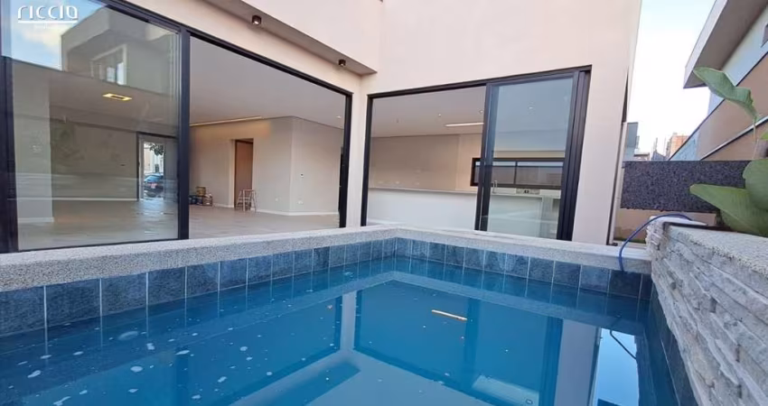 Casa com 4 suítes recém construída