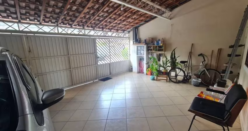 Casa com 4 dormitórios/3vagas de garagem no Jardim Torrão de Ouro em São José dos Campos