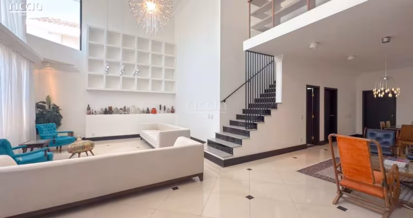 Sobrado à venda em SJC - 350 m² útil, 5 SUÍTES (Duas no térreo) CONDOMÍNIO COLINAS São José dos Campos - Valor: R$ 3.100.000