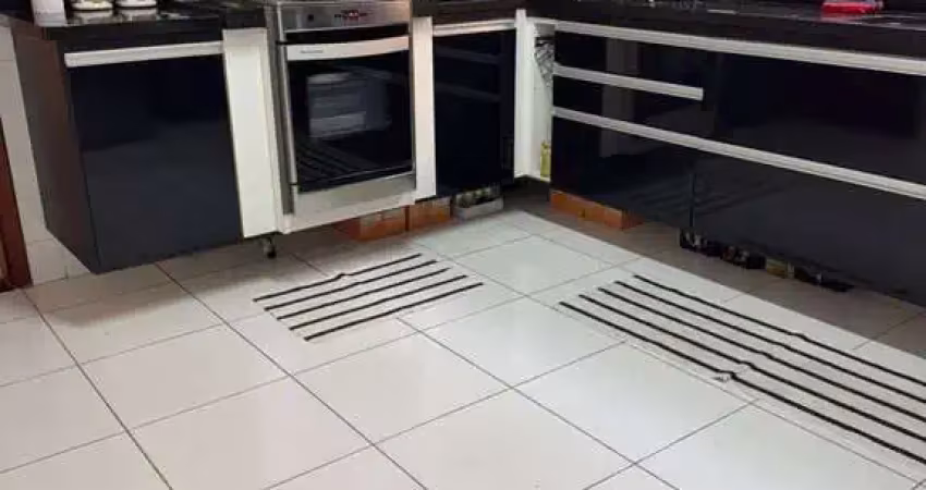 Sobrado a venda localizado no bosque dos eucaliptos com 3 dormitórios sendo 1 suíte com closet!