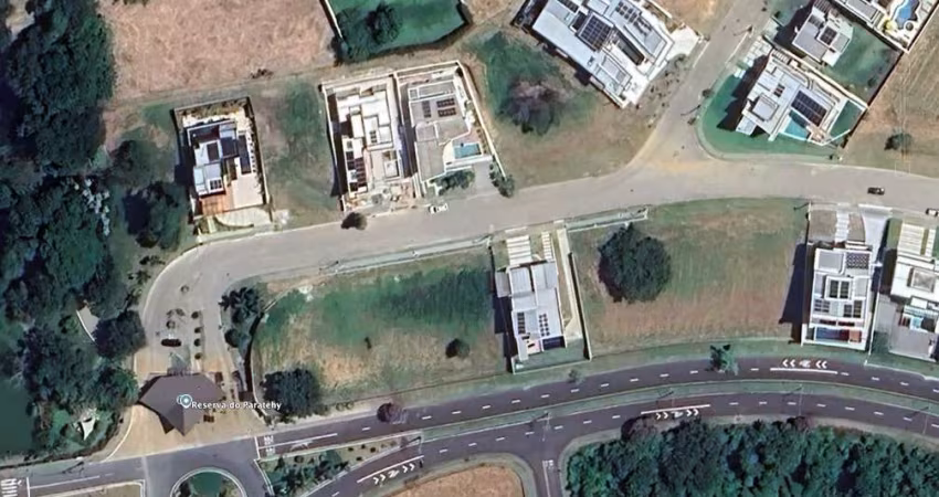 Terreno á venda com vista dos fundos para área de preservação - condomínio reserva do paratehy - quadra j - 714,55 m²