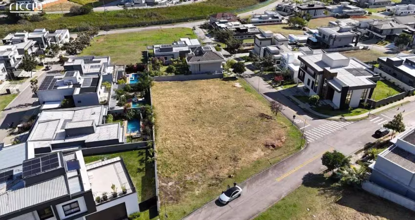 Terreno de esquina no condomínio colinas do paratehy sul com 738m²